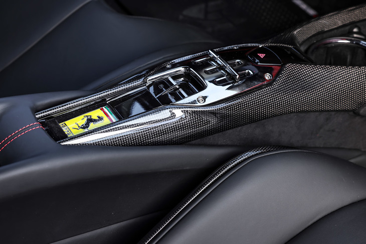 MT車のシフトゲートを模したシフトセレクター。トランスミッションは8段DCTで、エンジンとの間に高出力のモーターとクラッチが挟まっている。