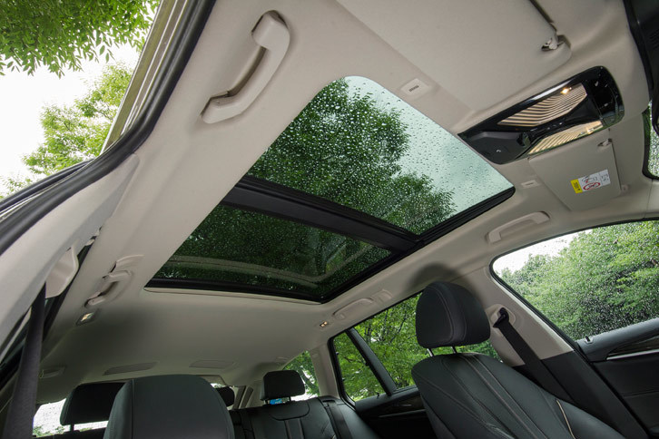 オプションで用意される電動ガラスサンルーフ。装着すると車両重量が＋40kgとなる。