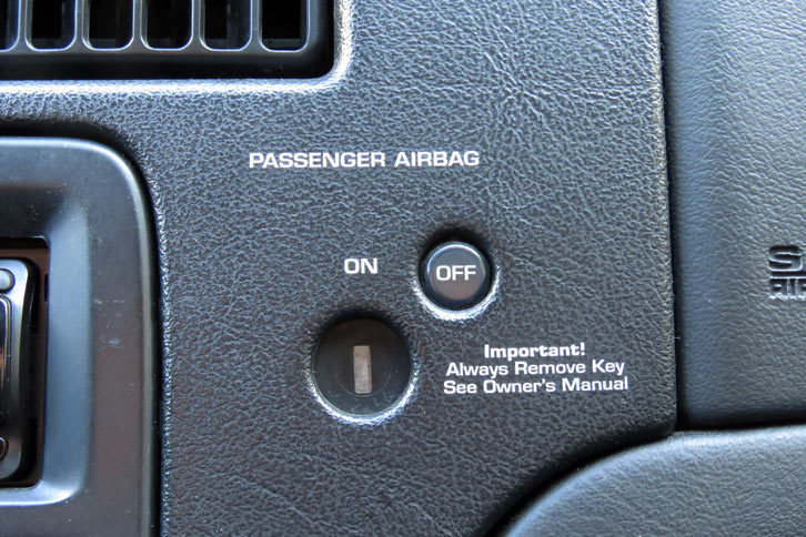 助手席エアバッグのキルスイッチは、キーを挿さないと操作できない仕組み。「キーを挿しっぱなしにしないでください！」の注意書きがそえられている。