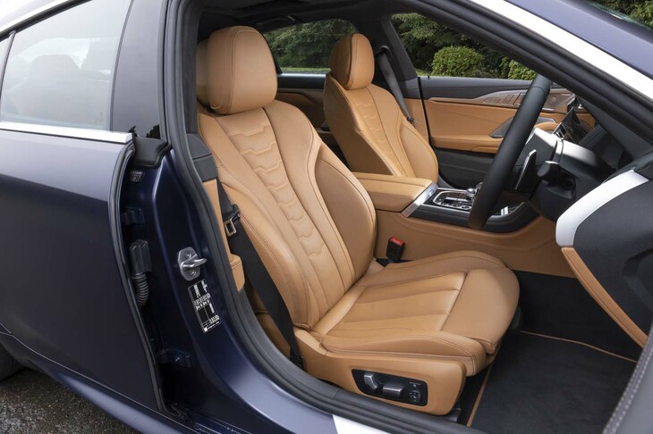 最上級クーペだけあってヒーターやベンチレーション機能などはすべて標準装備。座面が薄いため自然とBMWらしいスポーティーなドライビングポジションをとれるようになっている。