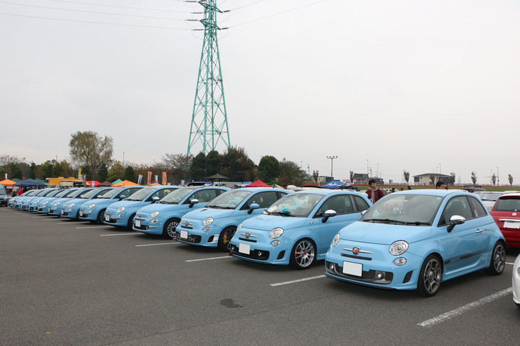 会場となった「埼玉スタジアム2002」は、東北自動車道の浦和インターチェンジからも近く、都心からのアクセスも良い立地。今年は868台もの参加車が集まった。これだけの数の青いフィアット／アバルトの「500」が並ぶのも珍しい光景だ。