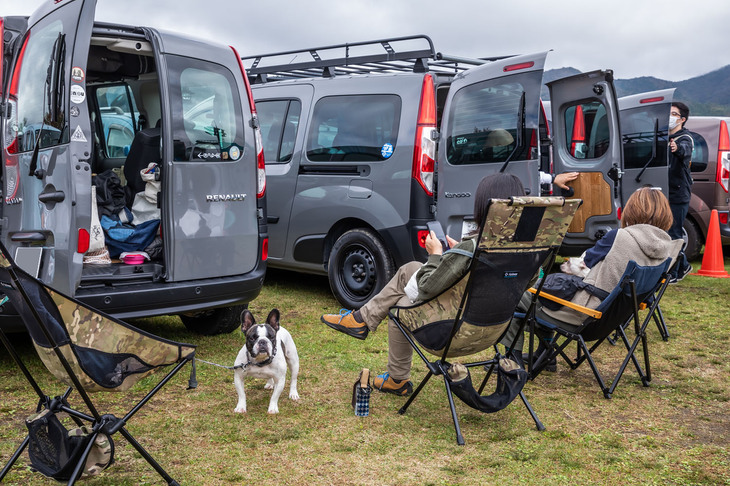 同じグレーの「カングー」が並ぶと、実に壮観。日本仕様にはないロングホイールベースモデル「グランカングー 」であるところにも注目である。