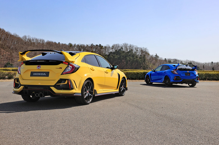 貴重なタイムアタック車両（左）と、市販モデル（右）のリアビュー。「シビック タイプR」は、「リミテッドエディション」も通常モデルも、ともに完売となっている。