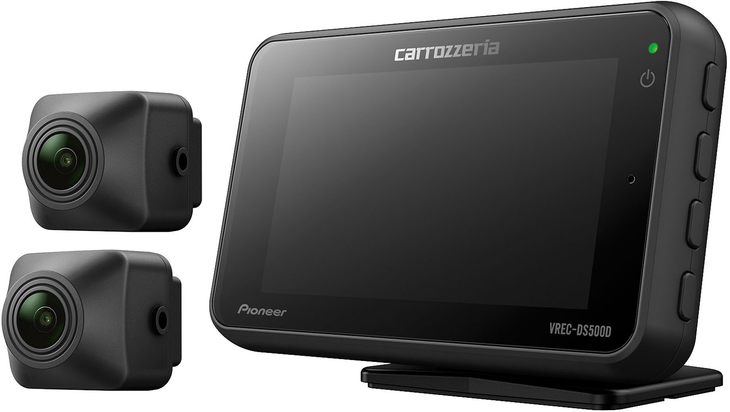 VREC-DS500DCはフロントカメラもセパレートタイプの2カメラ式。3.0インチの大型モニターをダッシュボード上に置くタイプなのでクルマによってはより見やすいかもしれない。フロントガラスがスッキリするのもドライバーにはうれしい。機能面では前後同時録画、ナイトサイト、200万画素フルHDの高画質と、VREC-DZ700DLCと同じ性能。駐車監視は車外だけ。内蔵バッテリー容量もやや小さくなる。カメラ部は防水・防塵（ぼうじん）設計。想定価格3万円前後。