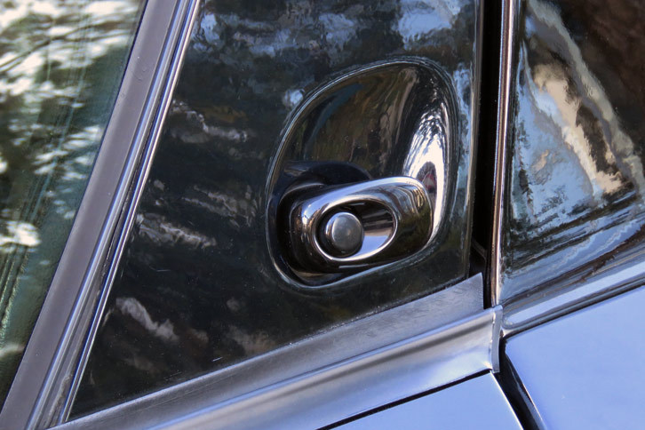 「バイパー」のドアオープナーのスイッチ。よせばいいのに電気式で、これまた壊れる気配がぷんぷんである。