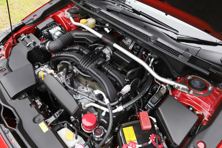 「フレキシブルタワーバー」が装着された、「インプレッサ STIパフォーマンスパーツ装着車」のエンジンルーム。パワーユニットのスペックはベースモデルと変わらない。