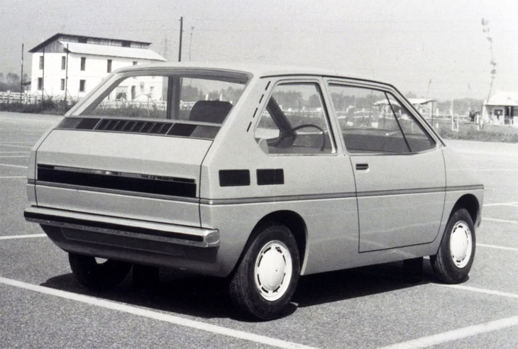 「フロンテクーペ」の原案となった、イタルデザイン（ジウジアーロ）がスズキに提案した「マイクロユーティリティタリア」。同じくイタルデザインが手がけた「キャリイ バン」に通じる造形のシティーコミューターだった。