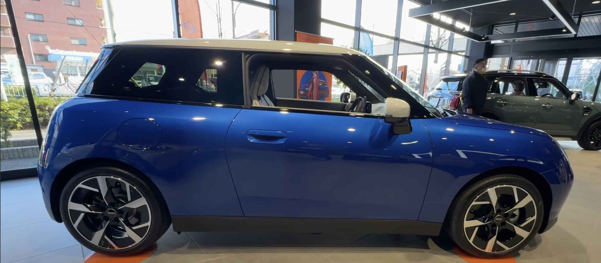 MINIのEVシフト第1弾「MINIクーパーSE」国内初披露！ 電気自動車になっ