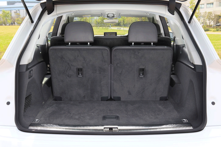 荷室の容量は、3列目シート使用時で295リッター。3列目と2列目を折りたたむことで、最大1955リッターにまで拡大できる。（写真をクリックするとシートアレンジが見られます）