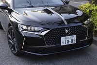 凹凸のあるメッシュが特徴的な「パラメトリック3Dグリル」や「DSウイング」と名づけられたヘッドランプ下部のメッキ加飾がフロントまわりを印象づけている。