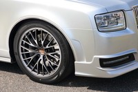 テスト車はオプションの19インチタイヤ＆ホイールを履いていた。ホイールはBBSの超超ジュラルミン鍛造の「RZ-D」で、タイヤはブリヂストンのフラッグシップタイヤ「レグノGR-XII」だ。