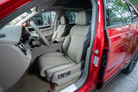 最上級のレザーを用いたシート。英国のクルーでハンドクラフトされている。