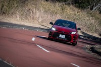 4WDシステムはセンターに電子制御式油圧多板クラッチを使ったトルクスプリット式。前後駆動力配分は「ノーマル」が60：40で「トラック」が50：50、「スポーツ」では後輪優勢の30：70となる。