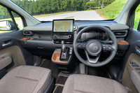 「シエンタ」のインテリアは「フリード」と比べるとポップな仕立て。0円で選べるオプション「ファンツールパッケージ」によるカーキの内装色は温かみがあっていい感じ。