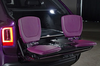 「ビューイングスイート」を展開したところ。スイッチ操作によって、折りたたまれたチェアとテーブルがフロアの下から姿を現す仕掛け。（写真＝webCG）