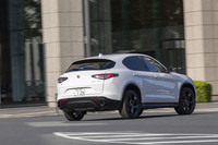 市街地を駆け抜ける「ステルヴィオ」。同モデルにはカーナビを含むインフォテインメントシステムのほか、現代の先進運転支援システムがフル装備されている。