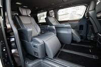 6人乗り仕様車（写真）、8人乗り仕様車ともに、2列目は大型の「エグゼクティブパワーシート」となる。なお「アルファード／ヴェルファイア」の「エグゼクティブラウンジシート」は、このシートの“さらに上”と位置付けられる。