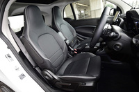 シートにはグレーのステッチが施された、BRABUSエクスクルーシブ本革スポーツシートを採用。