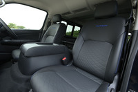 「AUTECH」の刺しゅうやブルーのステッチが目を引くフロントシート。表皮には柔らかく耐久性や耐水性にも優れたレザレットが用いられている。水滴や汚れが拭きやすく、手入れも簡単だという。