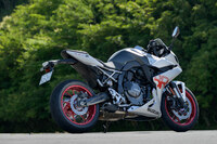 空力性能を高めるフェアリングを装備しつつ、機械類を大きく露出させることでメカニカルなイメージを強調。リアフェンダーは非常にスリムかつコンパクトで、軽快でスポーティーな走りを想起させる。