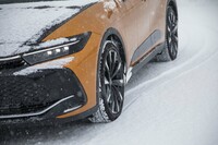 タイヤはすべてのモデルがブリヂストンの「ブリザック」を履いていた。21インチ車が最新の「VRX3」で19インチ車はひと世代前の「DM-V3」だった。