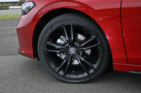 「ベルリナブラック」にペイントされた18インチホイールは「e：HEV」モデルに共通するデザイン。タイヤは235/40R18サイズの「グッドイヤー・イーグルF1アシンメトリック6」が専用装着される。