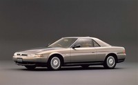 1990年発売の「ユーノス・コスモ」。上位モデルには3ローターのロータリーエンジンが搭載されていた。