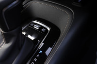 ハイブリッド車には3種類の走行モードからなるドライブモードセレクターや、バッテリーの電気だけで走るEVモードなどの機能が搭載される。