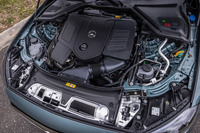 プラグインハイブリッド車の「E350eスポーツ エディションスター」は、最高出力204PSの2リッター直4ガソリンターボエンジンに、最高出力129PSのモーターと容量25.4kWhのリチウムイオンバッテリーを組み合わせたパワートレインを搭載。後輪駆動のみの設定だ。