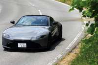 「ヴァンテージ」の車両重量はカタログ掲載の乾燥重量が1530kg、車検証記載値が1730kg。前後重量配分は、前が850kg、後ろが880kgと、ややリア寄りとなっている。