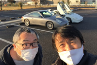 自動車ライターのナベちゃんこと渡辺敏史氏（左）も、S氏の後を追うように「おっさんポルシェ」こと996型「911」を購入。なんとS氏とナベちゃんは、同じ高校の出身なのだった。