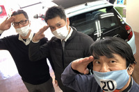 横浜市都筑区にあるMAMAは、フランス車を知り尽くしたカーマニアの強い味方。写真は店長の東條氏（左）と担当の守屋氏（中央）、そして私。生まれて初めてのRR車、ついに購入！