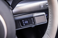 「アイオニック5」と同じく、コラムレバー式のシフトセレクターをウインカーレバーの下にレイアウト。先端部分を上にひねるとDレンジに、手前にひねるとRレンジに入る。Pレンジには、レバートップのボタンを押して入れる。