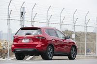 テスト車のボディーカラーは、今回のマイナーチェンジで追加された新色の「ガーネットレッド」。細かい傷などを自己修復するスクラッチシールド加工が施されている。