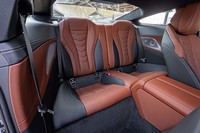リアシートは、広いとはいえないが、大人が2人座れるスペースを確保していた。「M850i xDriveクーペ」は乗車定員が4人となる。