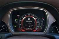 燃料計と水温計を独立させ、その他の機能を中央のディスプレイに統合したメーターパネル。デジタル式ならではの、多彩な表示機能が備わる。（写真をクリックすると、各種の表示が見られます）