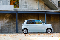 ボディーのスリーサイズは全長×全幅×全高＝3395×1475×1545mm。床下にバッテリーを抱えるレイアウトながら全高が「N-ONE」と同等に抑えてあり、一般的な機械式駐車場が使える。