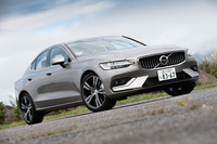 ボディーサイズは全長×全幅×全高＝4760×1850×1435mmと、従来モデルより全長が延びているのに対し、全高と全幅は縮小。全体的に伸びやかなスタイリングとなった。