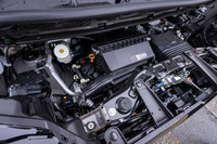 「デリカミニTプレミアム DELIMARUパッケージ」に搭載される0.66リッター直3ターボエンジンは最高出力64PS、最大トルク100N・mを発生。WLTCモードの燃費値は17.8km/リッターと発表されている。