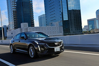 入念にキャビンまわりの遮音がなされた「CT5」。オーディオには逆位相の音で騒音を打ち消すアクティブノイズキャンセレーション機能も備わっており、さらに車内空間の静粛性を高めている。