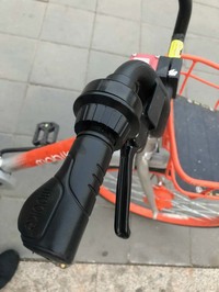 右のグリップを回すとベルが鳴る。