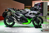 電動走行も可能なフルハイブリッドシステムを搭載した「カワサキ・ニンジャ7ハイブリッド」。排気量451ccの並列2気筒エンジンと6段のクラッチレストランスミッション、駆動用モーターが搭載される。