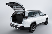 「ジープ・コマンダー」に数量限定の低価格モデル「ロンジチュード」登場の画像