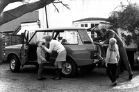 ファーマーズカーとして計画された全天候型多用途車の「レンジローバー」だったが、富裕層にとっては、もう1台買い足すにふさわしいクルマとなった。