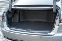 トランク容量はハイブリッド車が450リッター（写真）で水素燃料電池車が400リッター。前者が3つ、後者が2つのゴルフバッグを収納できる。