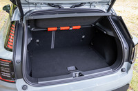 後部の荷室容量は318リッターで、床面は2段階調整式となっている。後席の背もたれは、60：40の分割可倒式。フロントのボンネット下にも“フランク”と呼ばれる収納スペースが設けられている。