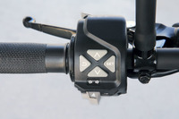 「125デューク」の左側グリップ部には、メーターパネルの操作スイッチが集約されている。下に見えるのは、ウインカーの操作ボタン。