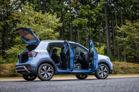 「TクロスTSIスタイル」のボディーサイズは全長×全幅×全高＝4140×1760×1580mm、ホイールベース＝2550mm。車重は1260kgと発表されている。