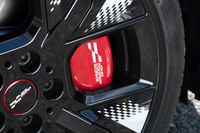 より高い制動性能を発揮する、JCW専用のスポーツブレーキ。赤いブレーキキャリパーが目を引く。