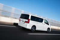 「グランエース」のボディー構造はモノコック。アンダーボディーにラダー状の構造材を通すことで剛性を上げ、走行安定性を高めている。